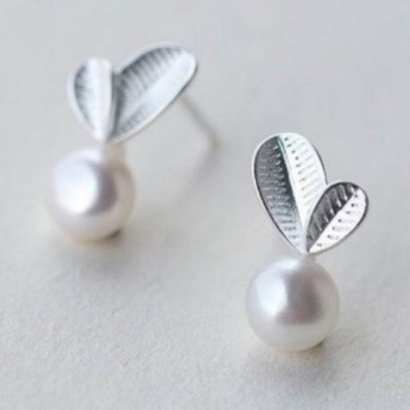 NEW 925 Sterling Silver Pearl Leaf Earrings - Picture 1 of 1